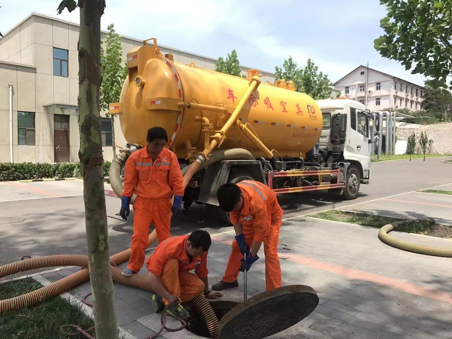 北戴河管道疏通车停在窨井附近