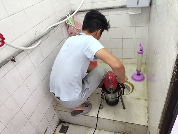 北戴河管道堵塞冒臭气 专业师傅现场解决问题