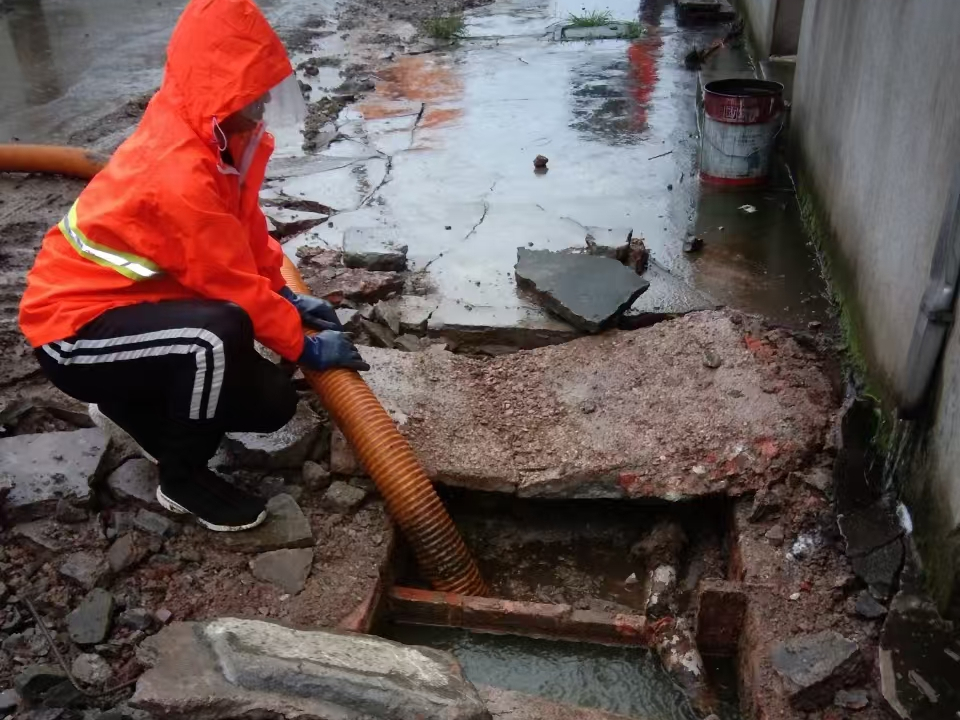 北戴河专业清理污水池 炜誉市政以规范流程守护城市 “肠道”